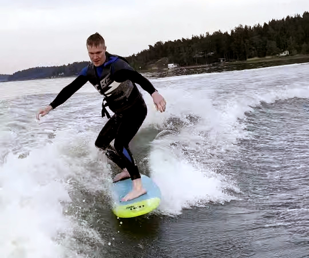 Wakesurfer no rope from boat